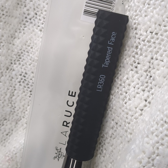 LARUCE Beauty TAPERED FACE Brush LR360, One Brush w/Sleeve Shield - Picture 4 of 10